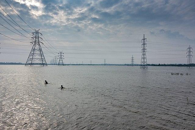 Pylônes électriques dans un lac de Chennai