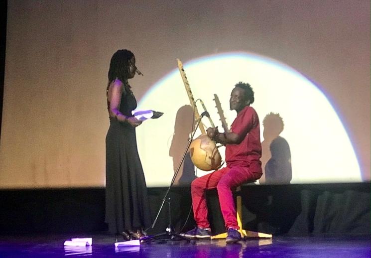 Mariusca, la slameuse,  dit un texte pour défendre les droits humains.