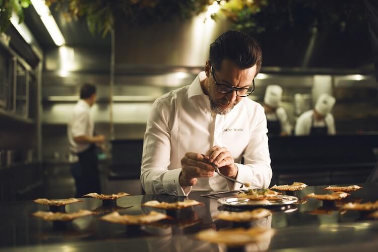 Le chef Quique Dacosta dans la cuisine de son restaurant