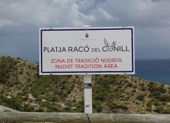 un panneau indiquant la plage nudiste Raco del Conill dans la région d'Alicante