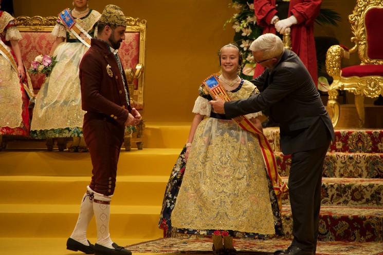 La remise de l'écharpe de Fallera Mayor Infantil à Daniela