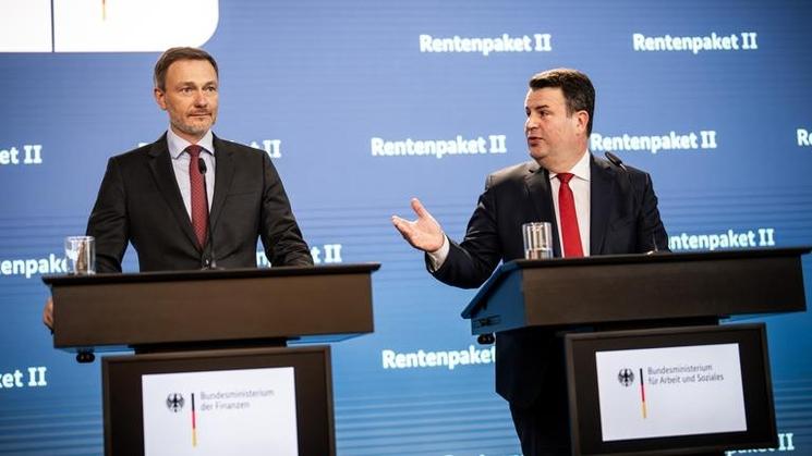 Christian Lindner et Hubertus Heil lors de la conférence de presse d'annonce de la réforme du financement des retraites allemandes.