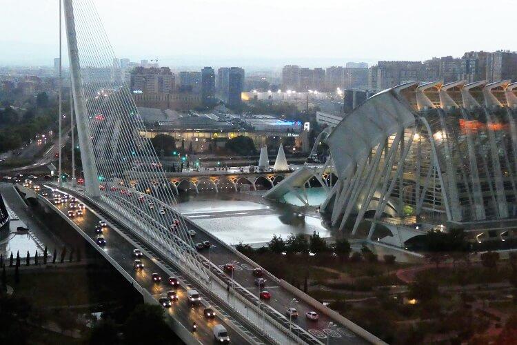 La superbe vue sur la Cité des Arts et des Sciences depuis le restaurant Vertical à Valencia Valence en Espagne