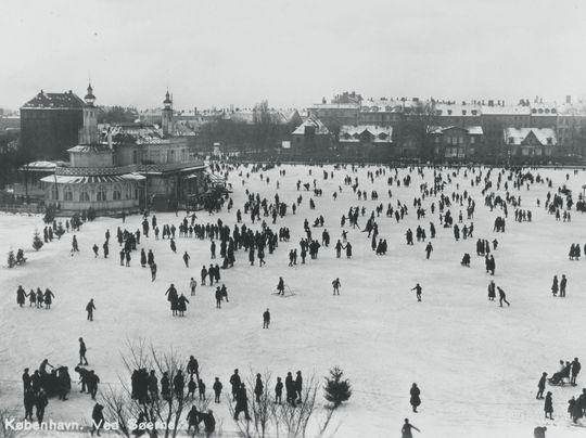 Le pavillon en 1910 avec les patineurs sur la glace 