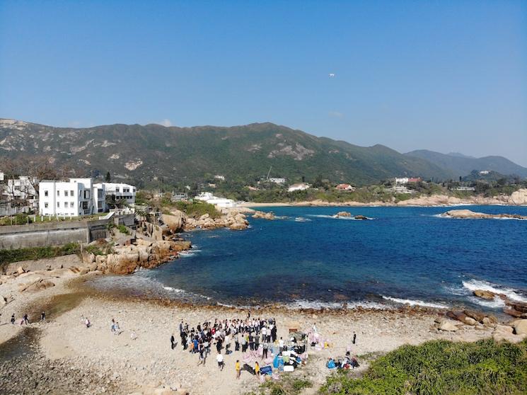 Sous les déchets la plage vu du drone Shek O