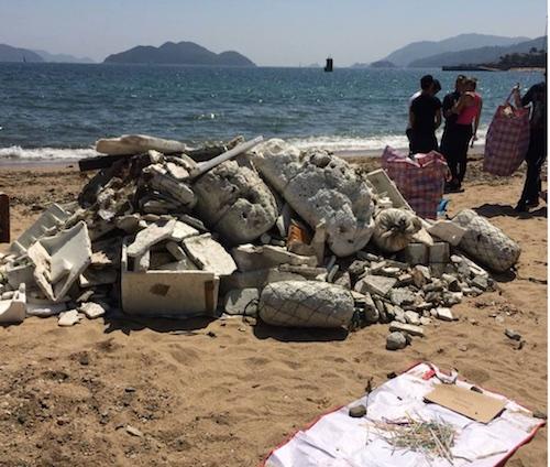 Sous les déchets la plage Hong Kong polystyrènes