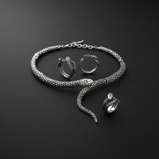 Un collier en forme de serpent