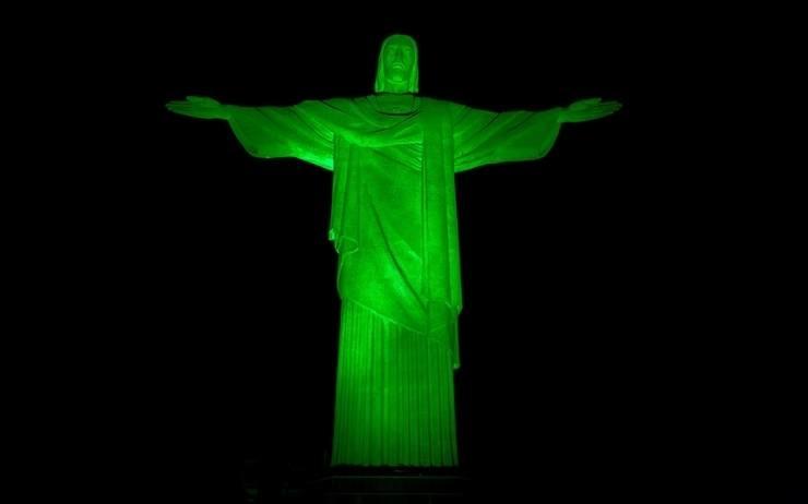 Le Christ Rédempteur de Rio au Brésil en vert