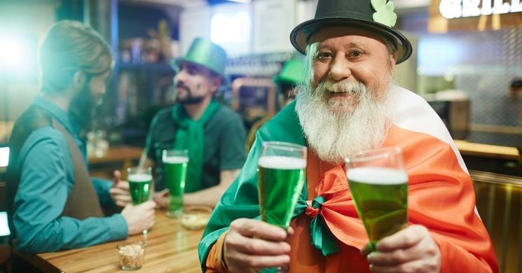 Homme célébrant la Saint Patrick au pub en Irlande