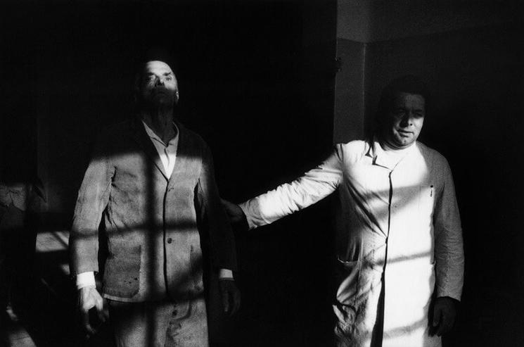 photographie de deux hommes en noir et blanc