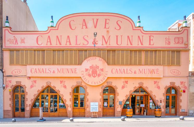 Photo de la façade d'une ancienne cave à vin à Sant Sadurní d'Anoia 