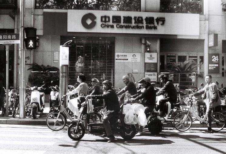 des scooters et cyclistes à Shanghai