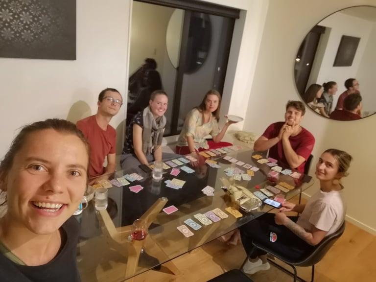 Silvia et ses colocataires jouent parfois au poker pour s'occuper pendant le confinnement