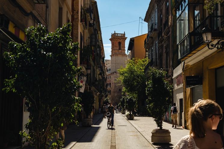 Ruelle de Valence avec des passants, Espagne