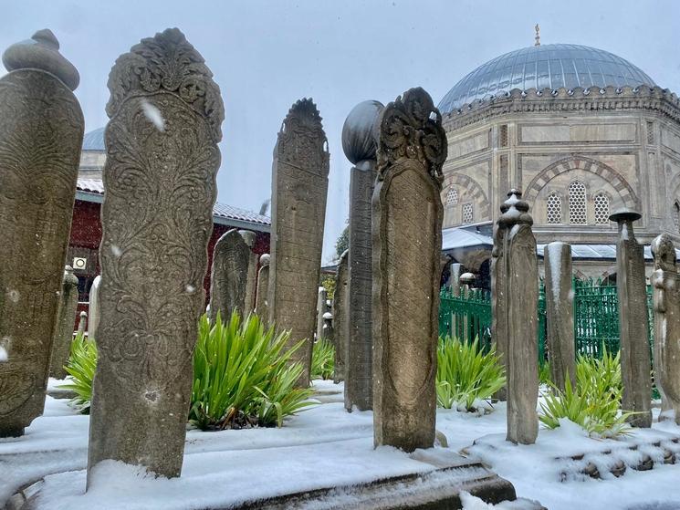 Cimetière ottoman, mosquée de SüleymaniyeIstanbul neige