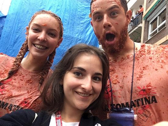 Syrielle avec deux participants de la Tomatina 2017