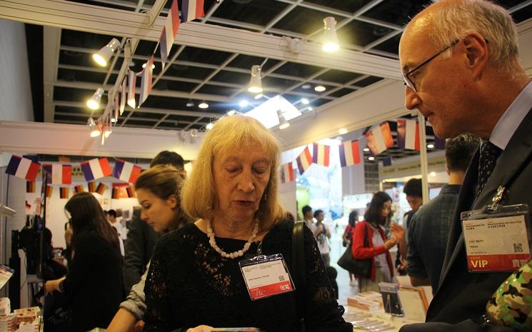 Chantal Thomas et le consul de France à Hong Kong.