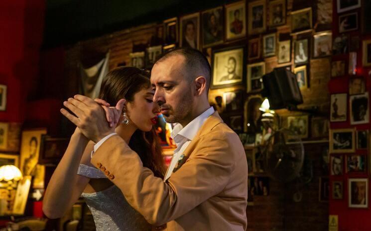 Un couple de danseurs pratiquent le tango