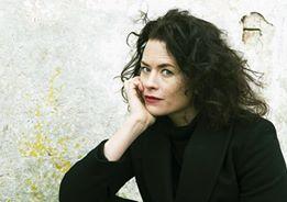 L’auteure et bédéiste féministe Liv Strömquist s’empare de la galerie d’art souterraine du métro de Stockholm pour y présenter une collection d’images au message politique fort. Deux femmes sur le point de s’embrasser, des tigres arpentant les murs, la figure d’un homme nu, une femme assumant sans complexion ses poils, tout est réuni pour nous régaler et pourtant cette exposition a suscité la controverse.