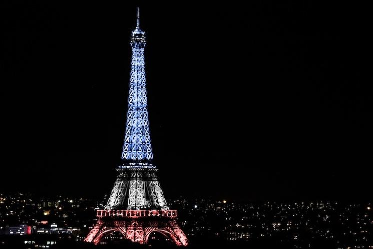 La tour Eiffel éclairée aux couleurs de la France lors du 14 juillet