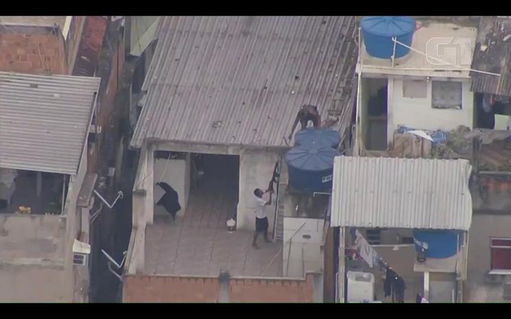 Trafiquants fuyant la police dans la favela du jacarezinho