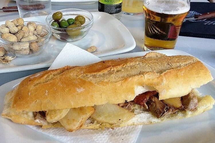 L'incroyable bocadillo de pata de cerdo asada con patatas y aioli du Trocito del Medio à Valencia Valence en Espagne