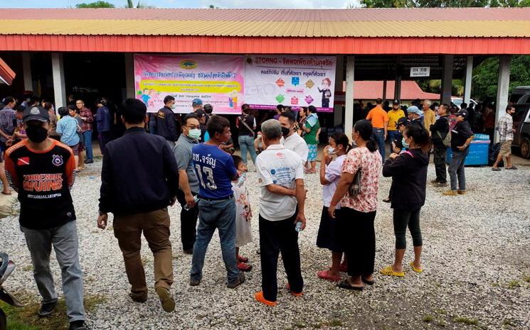 Habitants et familles de victimes devant la creche d'Uthai Sawan en Thailande