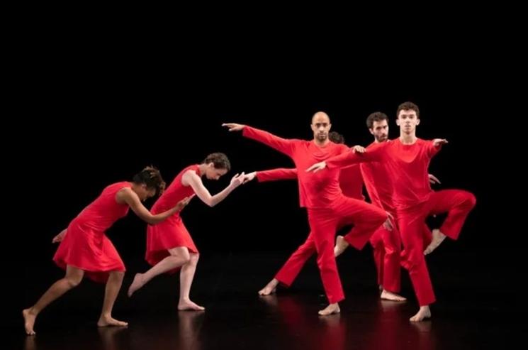 danseurs habillés en rouge