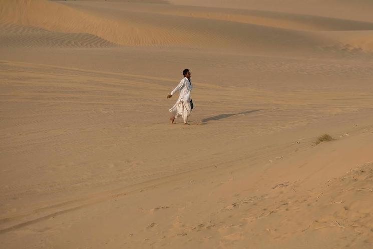 un nomade dans le désert du Thar