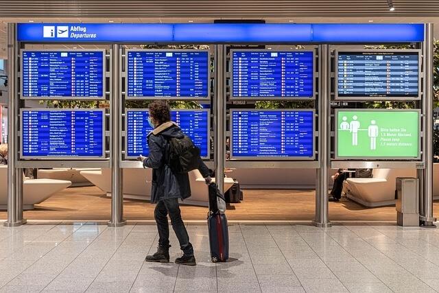 Un voyageur dans un aéroport 