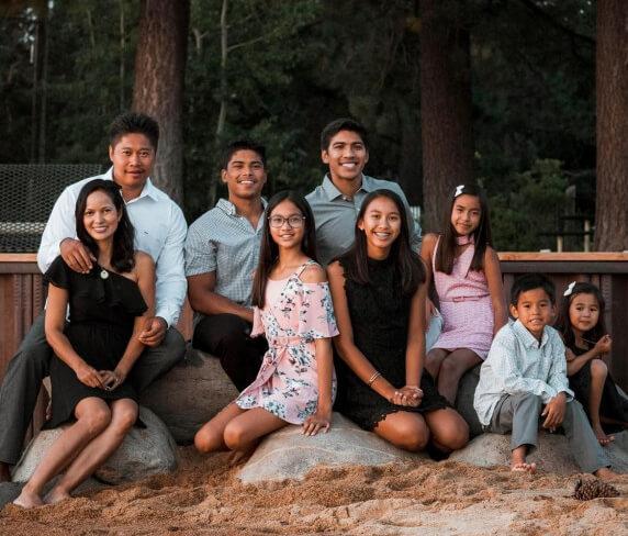 Brittany Soun (deuxième à partir de la gauche) et sa famille. Photo fournie