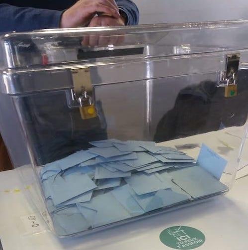 Une urne qui se remplit dans un bureau de vote lfm