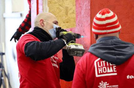 Supporters de l'Union construisant les tiny house