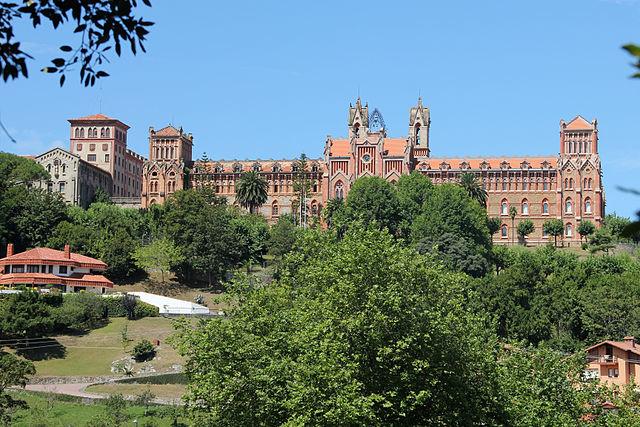 L'universidad pontificia de comillas au milieu des arbres