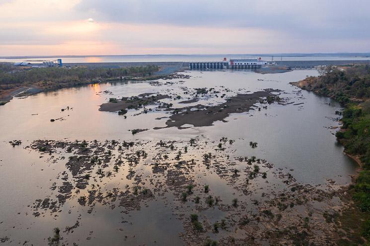 lever de soleil sur un barrage sur le Mekong