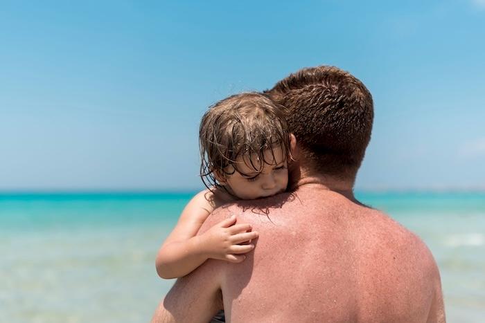 un pere et son enfants sur la plage