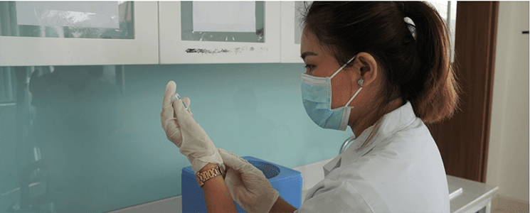 WHO/Sophal Ouk Phal Pisey, a nurse at Mekong Operational District in Phnom Penh, prepares to administer a dose of the AstraZeneca vaccine.