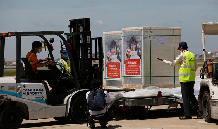 Vaccins chinois arrivant au Cambodge credit AKP