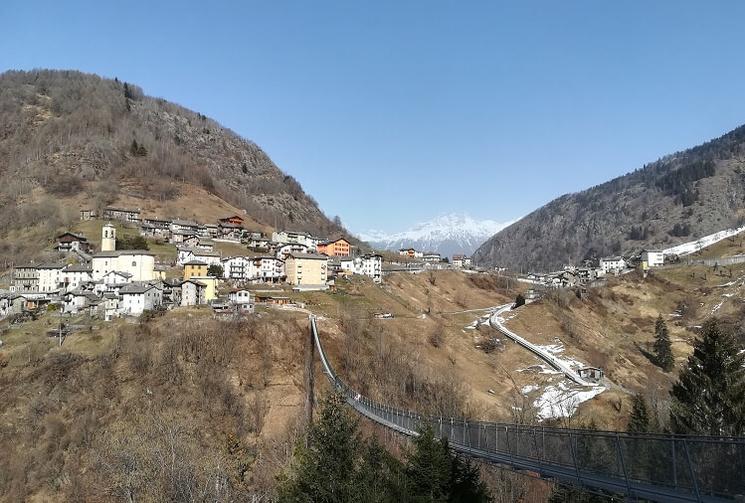 panorama de montagnes avec pont tibétain