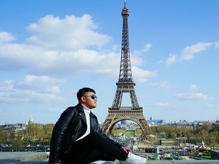 Un vatelien devant la Tour Eiffel