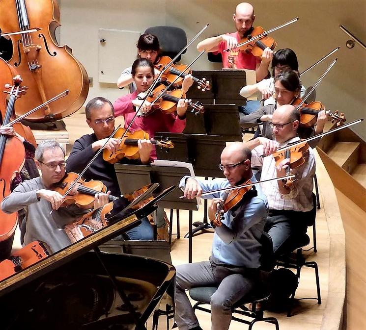 Eloïse (3e rang à droite) et l'ensemble des altos de l'Orchestre de Valencia pendant les répétitions