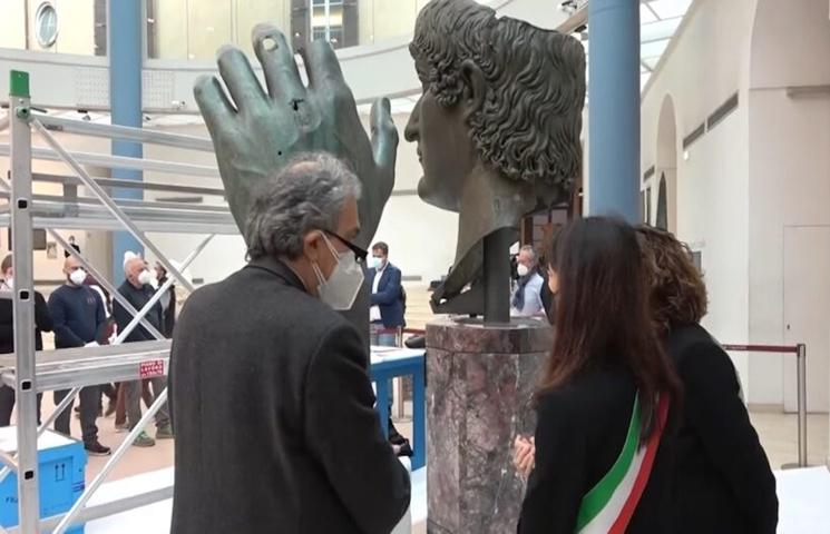 Virginia Raggi au Capitole devant la statue de Constantin