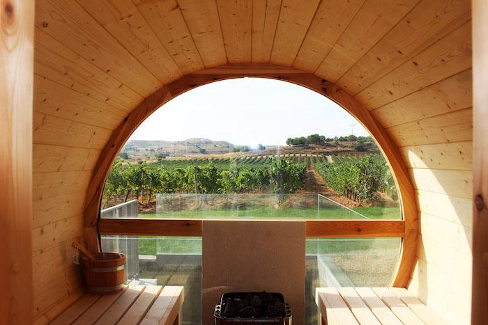 un spa avec vue sur les vignes