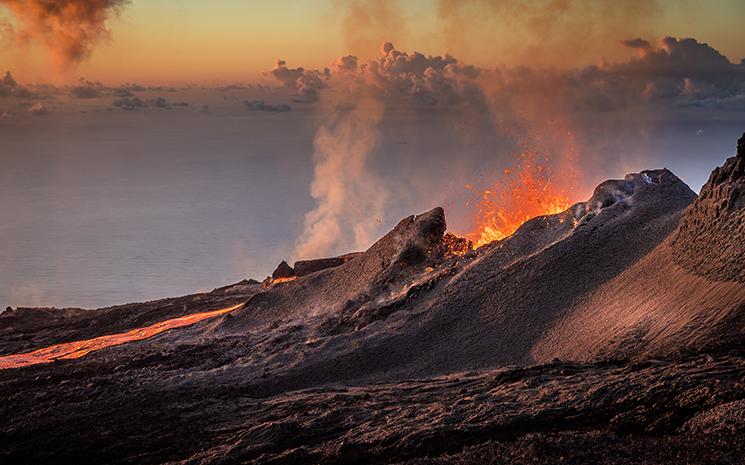 Vue d'un volcan en eruption sur l'ile de La Reunion