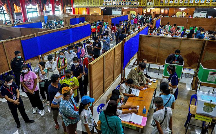 Vue d'une salle de vote pour les elections legislatives anticipees en Thailande le 7 mai 2023