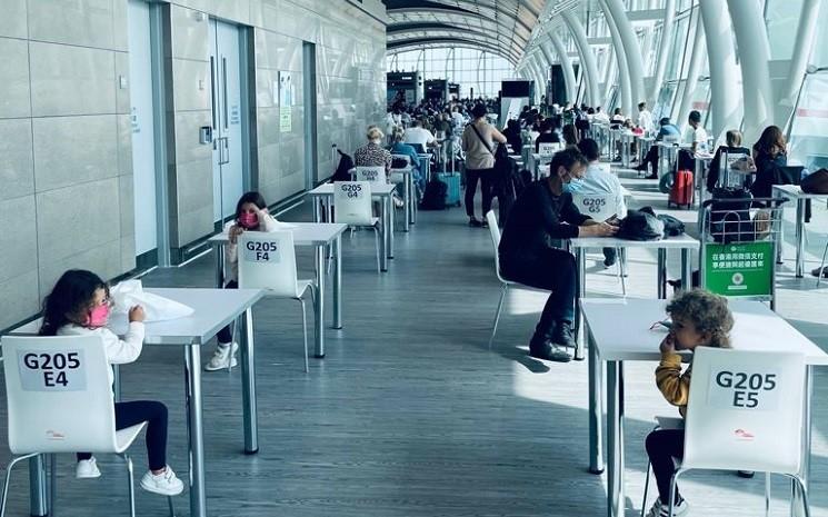 salle d'attente de l'aéroport de Hong Kong pour les tests Covid