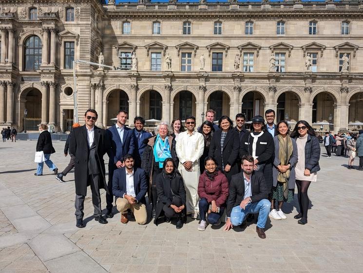 Le groupe du programme Jeunes Talents France Inde visitent le Louvres