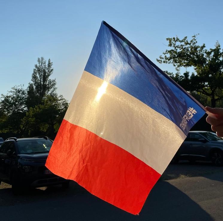 Drapeau français et soleil allemand à la fin du match. Photo : Lilia Kowalczyk pour Lpj.com Varsovie