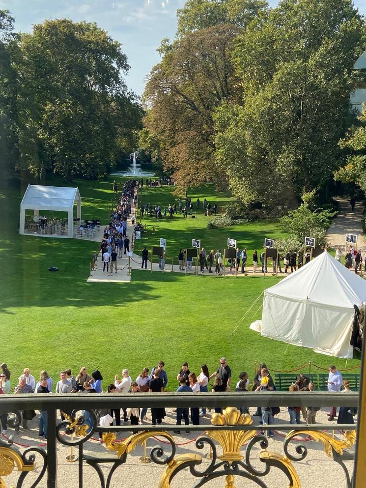 Les jardins de l'Elysée et la file d'attente pour visiter le Palais 