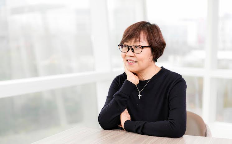 Winnie Tsang parle de cinema dans son bureau de Hong Kong